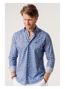 Camisa hombre regular fit estampado flores fondo azul