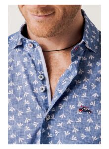 Camisa hombre regular fit estampado flores fondo azul