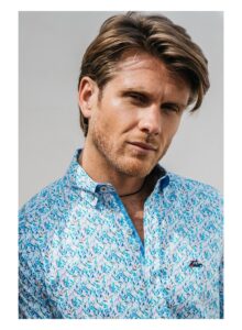 Camisa hombre regular fit estampado hojas azules