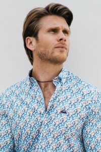 camisa hombre slim fit estampado abstracto azul y marron