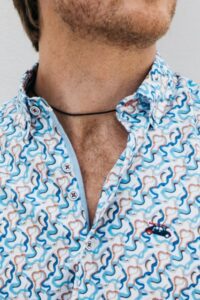 camisa hombre slim fit estampado abstracto azul y marron