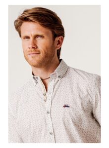 Camisa manga corta regular fit estampado mini flores beige