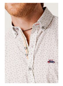 Camisa manga corta regular fit estampado mini flores beige