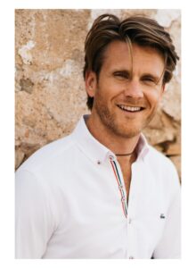 Camisa oxford slim fit blanca con detalles de scooters