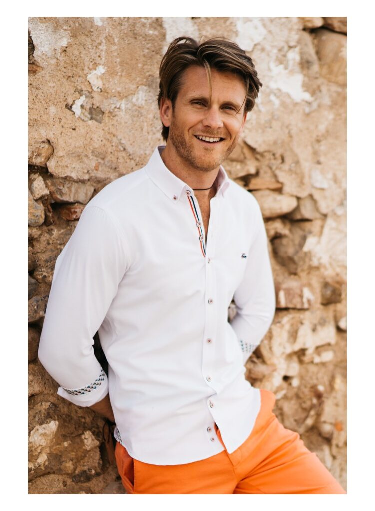 Camisa oxford slim fit blanca con detalles de scooters