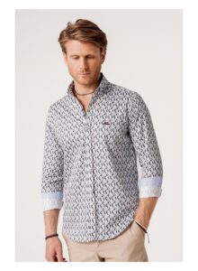 Camisa regular fit estampado abstracto multicolor