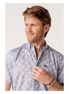 Camisa regular fit estampado abstracto multicolor