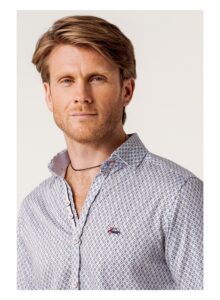 Camisa regular fit estampado geométrico cuadros beige
