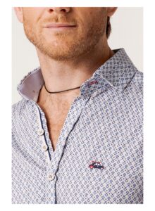 Camisa regular fit estampado geométrico cuadros beige