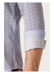Camisa regular fit estampado geométrico cuadros beige