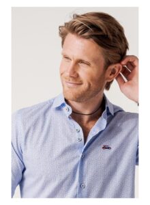 Camisa regular fit estampado geométrico flechas azul