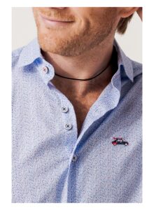 Camisa regular fit estampado geométrico flechas azul