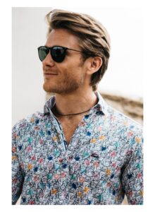 Camisa regular fit estampado abstracto multicolor