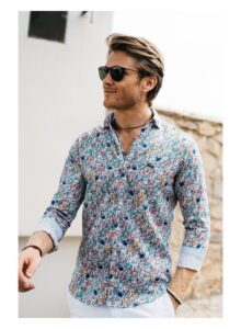 Camisa regular fit estampado abstracto multicolor