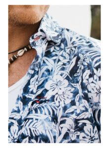 Camisa regular fit estampado tropical azul