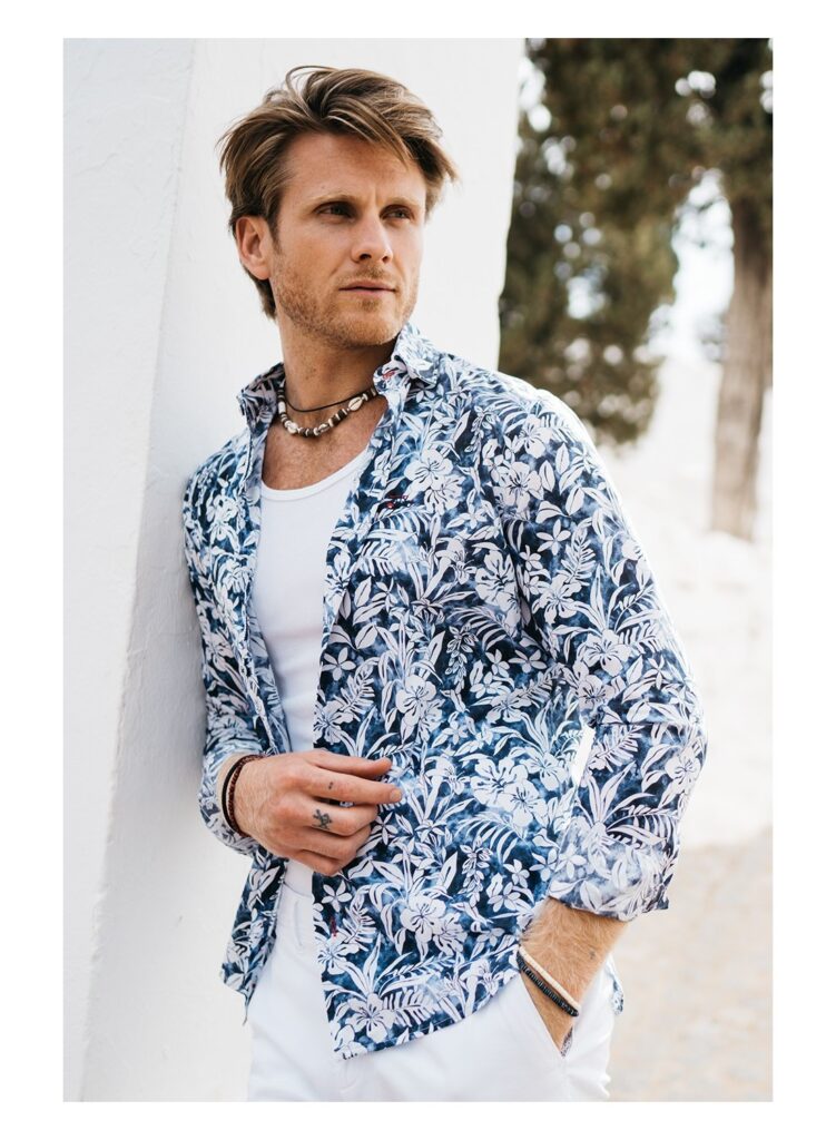 Camisa regular fit estampado tropical azul