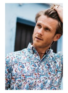 Camisa regular fit hombre estampado abstracto multicolor
