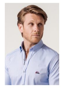 Camisa regular fit oxford azul celeste con detalles tablas de surf