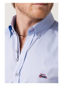 Camisa regular fit oxford azul celeste con detalles tablas de surf