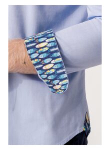 Camisa regular fit oxford azul celeste con detalles tablas de surf