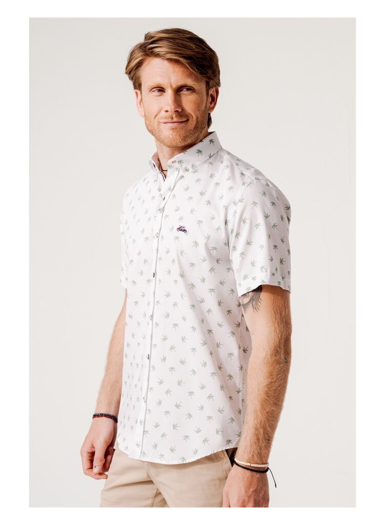 Camisa regular fit palmeras verdes