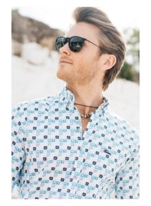 Camisa slim fit estampado hojas y cuadros azules