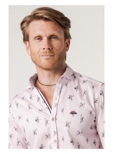 camisa slim fit perros y rayas rosas